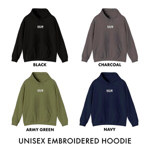 Puede incluir: Cuatro sudaderas con capucha unisex bordadas en negro, carb&oacute;n, verde militar y azul marino. Cada sudadera tiene un bolsillo delantero y un peque&ntilde;o logotipo blanco en el pecho. El texto "UNISEX EMBROIDERED HOODIE" est&aacute; en la parte inferior.