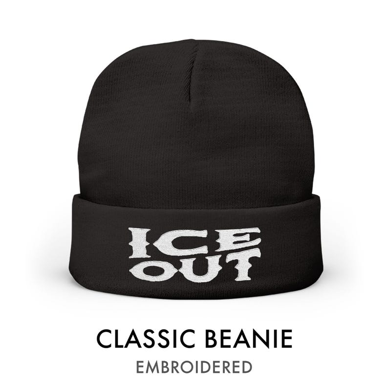 Puede incluir: Gorro cl&aacute;sico negro con el texto blanco "ICE OUT" bordado en la parte delantera. El gorro tiene un dobladillo doblado y est&aacute; hecho de un material suave. El texto "CLASSIC BEANIE" y "EMBROIDERED" est&aacute;n debajo.