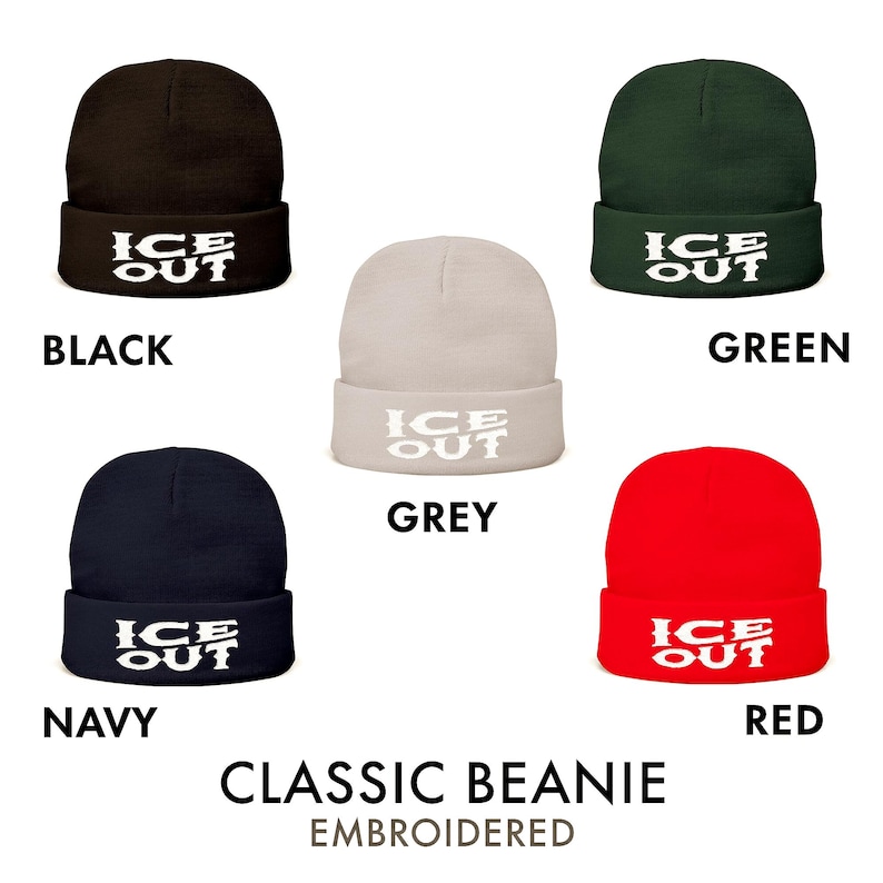 Puede incluir: Colecci&oacute;n de cinco gorros cl&aacute;sicos en negro, verde, gris, azul marino y rojo. Cada gorro presenta el texto bordado "ICE OUT" en el pu&ntilde;o doblado. La imagen tambi&eacute;n incluye el texto "CLASSIC BEANIE EMBROIDERED".