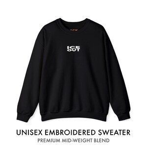 Puede incluir: Sudadera unisex negra bordada con el texto blanco "ICE OUT" en el pecho. La sudadera tiene cuello redondo y mangas largas. El texto "UNISEX EMBROIDERED SWEATER" y "PREMIUM MID-WEIGHT BLEND" est&aacute;n impresos en la parte inferior de la imagen.