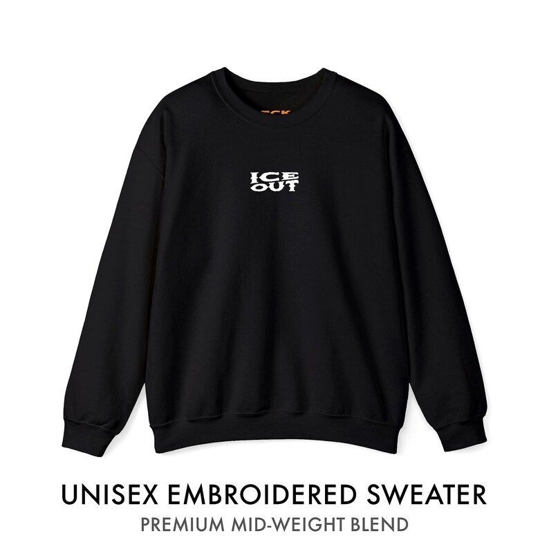Puede incluir: Sudadera unisex negra bordada con el texto blanco "ICE OUT" en el pecho. La sudadera tiene cuello redondo y mangas largas. El texto "UNISEX EMBROIDERED SWEATER" y "PREMIUM MID-WEIGHT BLEND" est&aacute;n impresos en la parte inferior de la imagen.