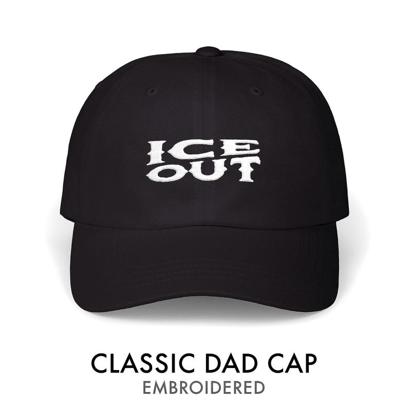 Puede incluir: Gorra de b&eacute;isbol negra con el texto blanco bordado "ICE OUT". La gorra es de estilo cl&aacute;sico. El texto "CLASSIC DAD CAP" y "EMBROIDERED" est&aacute; impreso debajo.