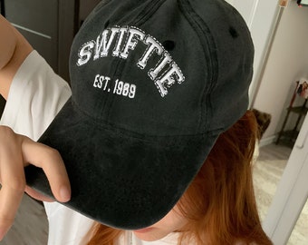 Cappellino Taylor Swift per uomini e donne, cappello a basso profilo, cappello alla moda, regalo di abbigliamento per Swifties, berretto alla moda, berretto Swiftie