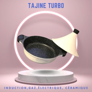 Puede incluir: Una olla de cocina Tajine Turbo blanca y negra con un interior moteado y una tapa cónica. La olla está sobre un pedestal de mármol con las palabras "TAJINE TURBO" y "INDUCTION, GAZ, ÉLECTRIQUE, CÉRAMIQUE" en texto azul.