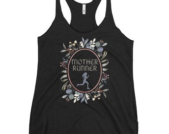 Puede incluir: Camiseta negra de tirantes con un diseño de corona de flores y el texto "MOTHER RUNNER" dentro de un óvalo rosa. Una silueta de una mujer corriendo está dentro del óvalo.