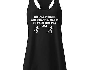 Puede incluir: Camiseta sin mangas negra con texto blanco: "THE ONLY TIME I WILL CHASE A MAN IS TO PASS HIM IN A RACE." Debajo, siluetas blancas de un hombre y una mujer corriendo. Una prenda deportiva humorística.