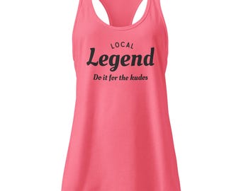 Puede incluir: Una camiseta sin mangas de color coral con espalda de nadador y las palabras "LOCAL Legend" impresas en negro, con "Do it for the kudes" debajo. La camiseta tiene cuello redondo y diseño de espalda nadadora.