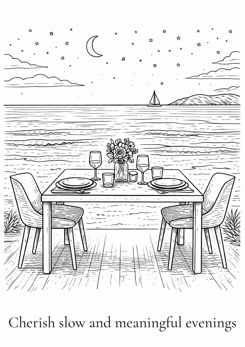 K&ouml;nnte beinhalten: Schwarz-Wei&szlig;-Illustration einer romantischen Dinner-Szene am Strand. Ein Tisch ist f&uuml;r zwei Personen gedeckt mit Tellern, Gl&auml;sern und einem Blumengesteck. Der Text unten lautet "Cherish slow and meaningful evenings."