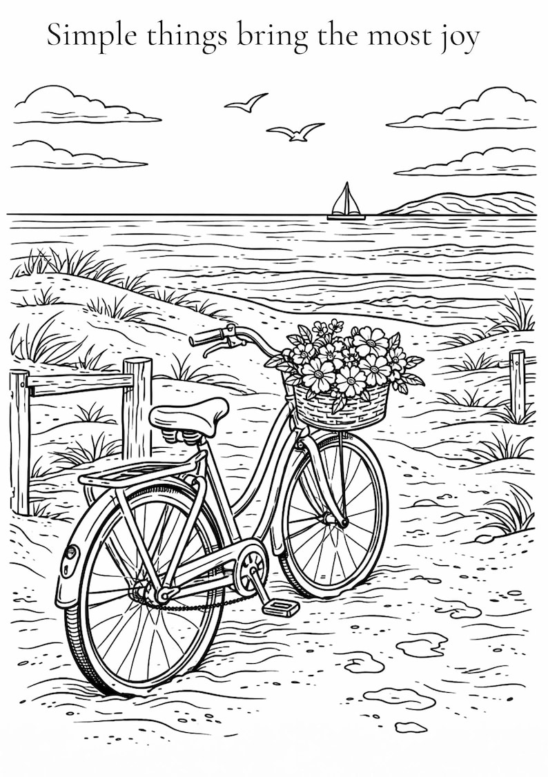 K&ouml;nnte beinhalten: Schwarz-Wei&szlig;-Illustration eines Fahrrads mit einem Blumenkorb an einem Sandstrand. Das Meer, ein Segelboot und der Text "Simple things bring the most joy" befinden sich im Hintergrund.
