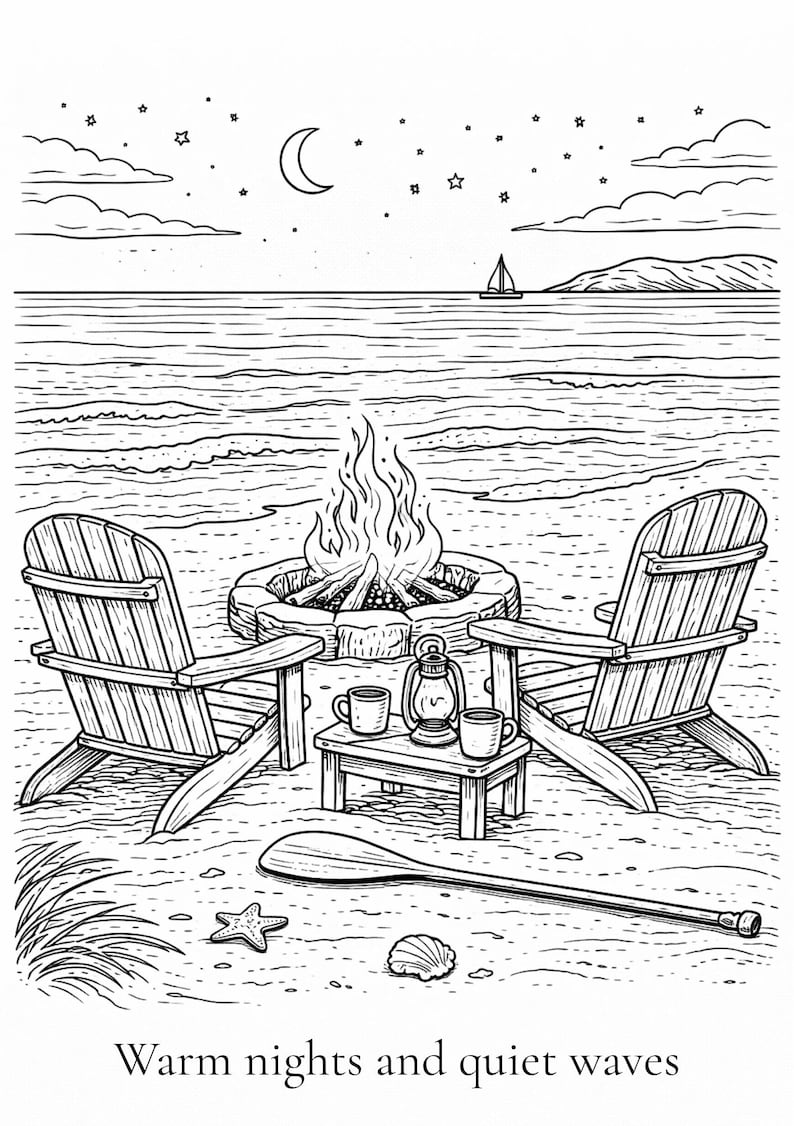 K&ouml;nnte beinhalten: Schwarz-Wei&szlig;-Illustration einer n&auml;chtlichen Strandszene. Zwei h&ouml;lzerne Adirondack-St&uuml;hle stehen vor einer Feuerstelle mit brennendem Feuer. Ein kleiner Tisch h&auml;lt Tassen und eine Laterne. Der Text "Warm nights and quiet waves" steht unten.