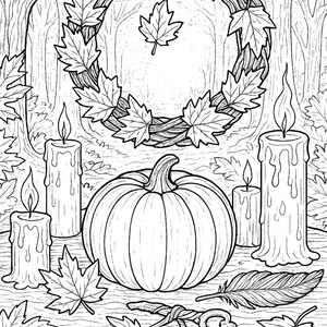 K&ouml;nnte beinhalten: Schwarz-Wei&szlig;-Illustration einer Herbstszene. Ein K&uuml;rbis steht vor brennenden Kerzen, einem Kranz und fallenden Bl&auml;ttern. Eine Feder und Schl&uuml;ssel sind ebenfalls vorhanden und schaffen ein gem&uuml;tliches Herbstthema.