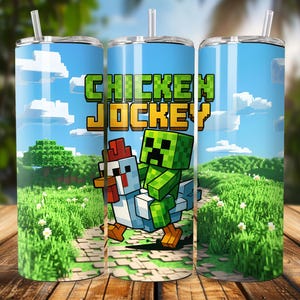 Puede incluir: Un vaso de acero inoxidable con pajita. El diseño presenta el texto "CHICKEN JOCKEY" y una imagen pixelada de un pollo con un Creeper montado, sobre un paisaje de Minecraft. Capacidad aproximada de 473 ml.