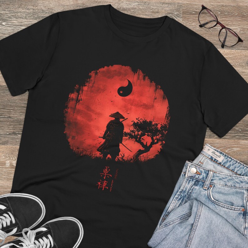 Crimson Moon Samurai: conception de t-shirt unique image 5