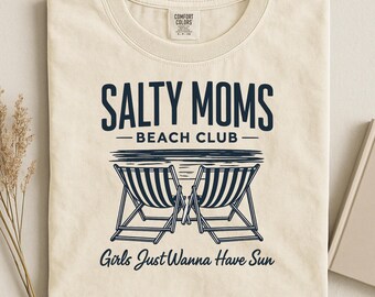 PNG Salty Moms Beach Club, PNG maglietta da spiaggia retrò, design estivo divertente per mamme, le ragazze vogliono solo prendere il sole, clipart estetica alla moda