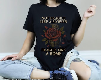 Camiseta gótica feminista com estampa de rosa e granada, camiseta feminina forte com estampa gráfica, blusa preta unissex