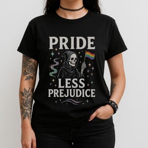 T-shirt fierté moins préjugés, chemise gothique fierté, t-shirt squelette LGBTQ+, chemise queer inclusive pastel grunge, tenue du mois de la fierté, chemise de la fierté