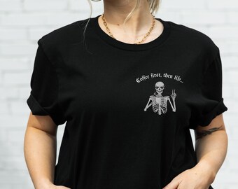Gotisch koffie-T-shirt met skelet – eerst koffie, dan het leven