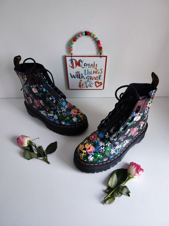 靴 Dr.Martens Sinclair Floral Mash Up Sinclair Mystic Floral Leather Platform Boots in Black | Dr