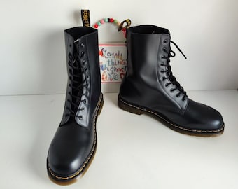 Dr. Martens 1490 10-Eye Black Smooth Leather Combat Boots Men 9
EU 42 Dr Martens 10 Eyelet Black Smooth 1490 at FashioNation  main image 3