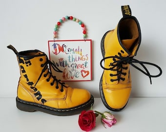 Dr Martens 1460 8ホール ロゴ ブランド名プリント イエローブーツ UK4