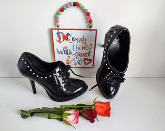 Dr Doc Martens Marnina Stivaletti con tacco e borchie in vernice nera UK4 EU37 US6