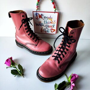Bottes Dr. Martens 1460 Roses Vif - Pointure 38 (US 7) - Cuir - 8 œillets - Occasion Parfait état