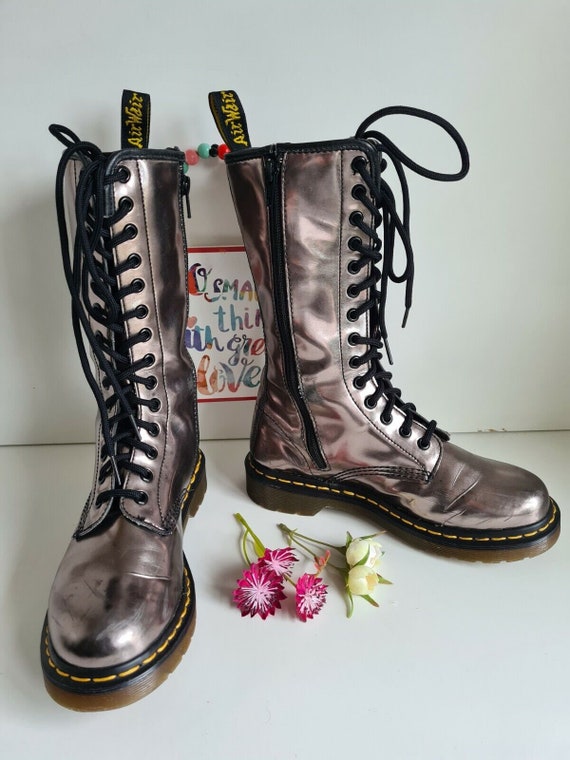 Dr Doc Martens 1b99 14 Eye Mid Calf 1914 Silver Metallic Dr Doc Martens 1b99 14 Eye Mid Calf 1914 Silver Metallic