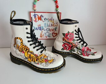 Festival Doc Martens Grez 1460 Backhand Tattoo Leather 8 Eye Boots