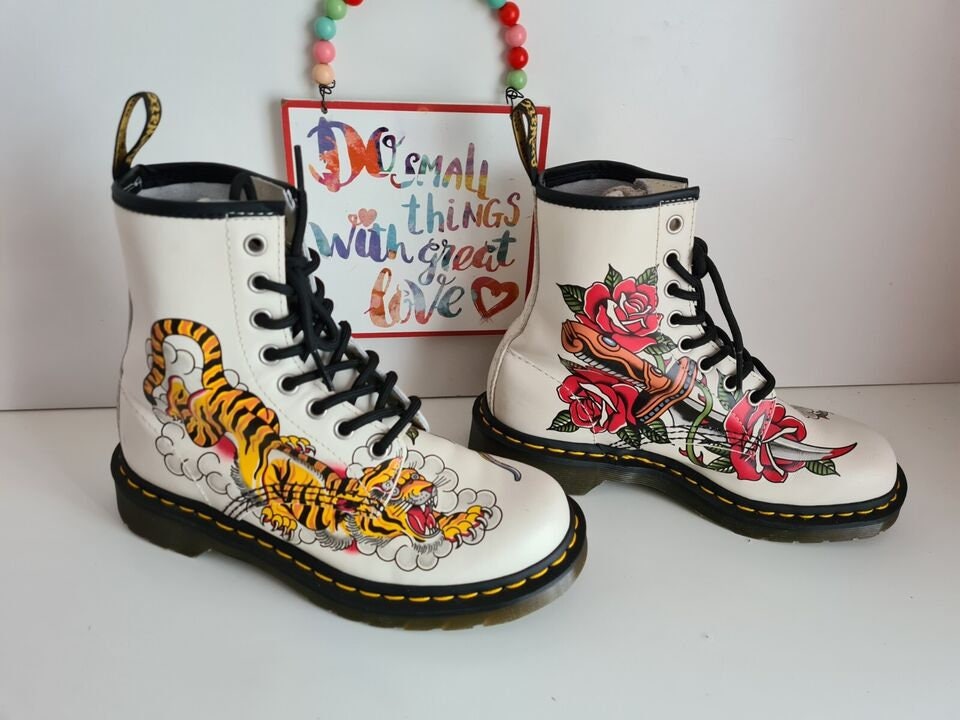 Festival Doc Martens Grez 1460 Backhand Tattoo Leather 8 Eye Boots