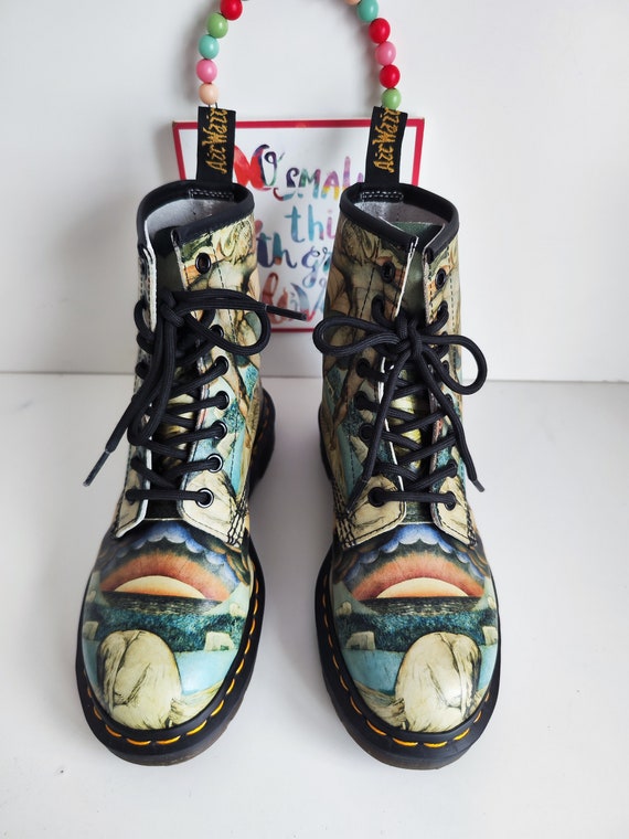 【ユニセックス】Dr. Martens 1460 Tate Decal ブーツ 1460 Tate 'Decalcomania' Backhand Leather Lace Up Boots in