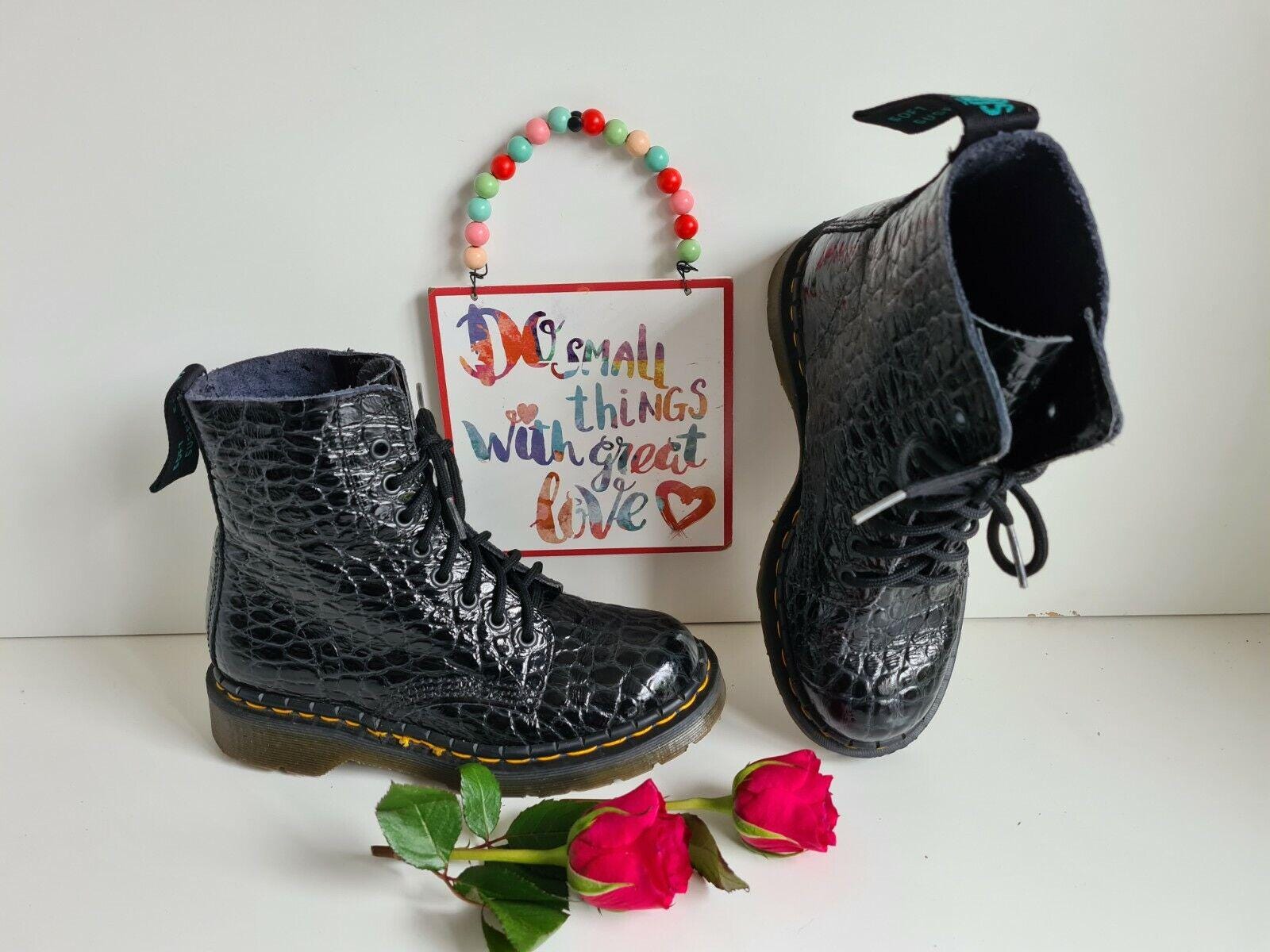 Dr martens croco schwarz hotsell