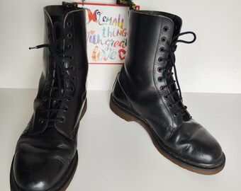 Dr Martens 1490 10 Eye England Vintage MIE Black Leather Ankle