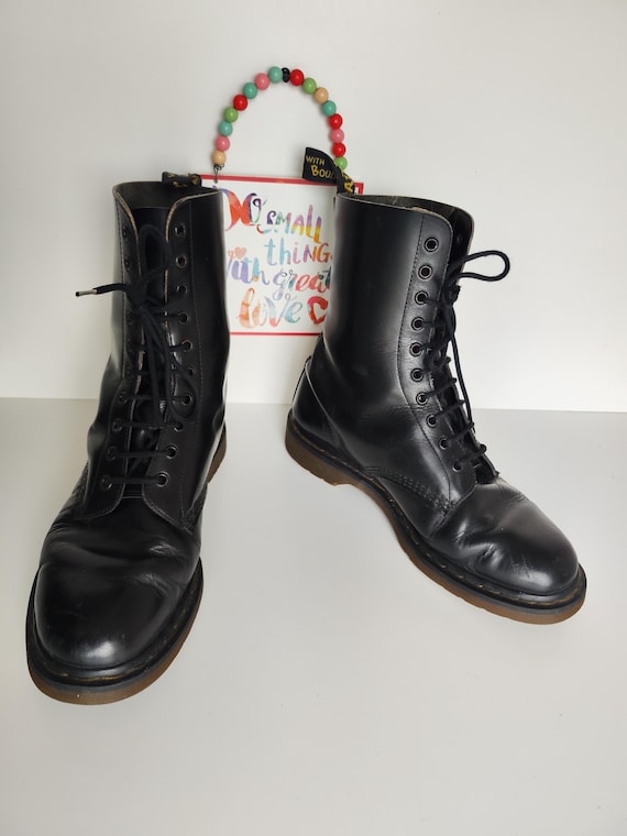 Dr Martens 1490 10 Eye England Vintage MIE Black Leather  display picture 1