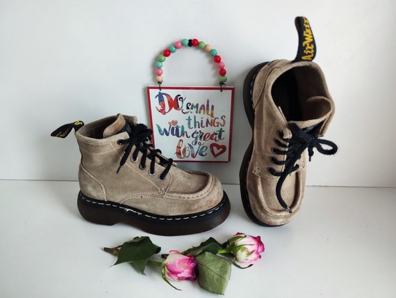 Bottines a plateforme Dr Martens 8556 en daim beige angleterre a 6 illets UK4 EU37 US6 Etsy France