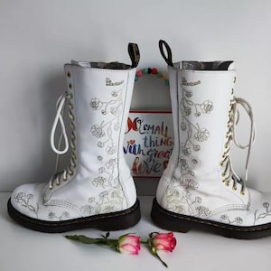 ウェストハム 00-01 アウェイFILA Dr.Martens 白 ストライプ Dr Martens 1C57 14 Eye 1b60 White Roses Floral Midcalf Boots Zip