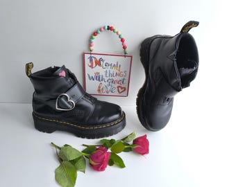 Dr. Martens x Lazy Oaf Devon-laarzen: hartgesp, UK6 EU39 US8