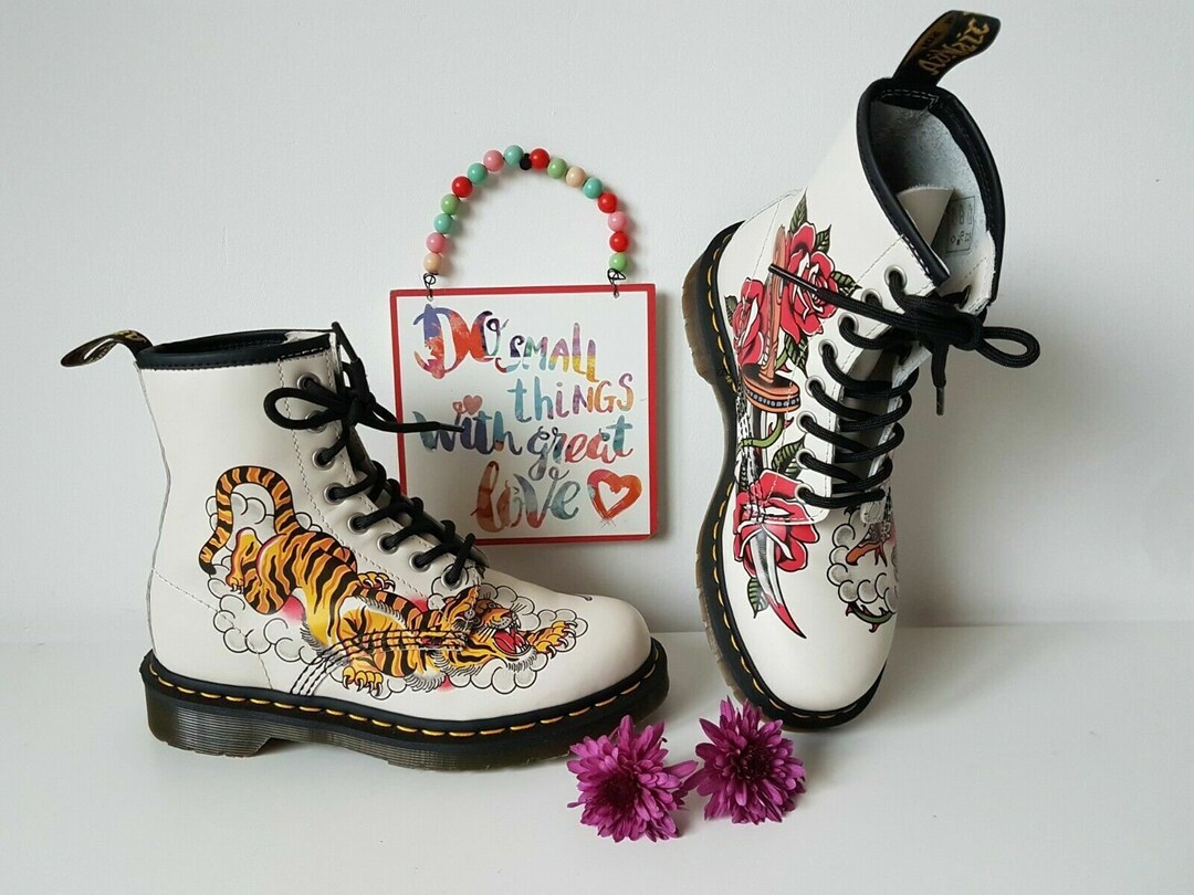 値下げDr.Martens 1460GREZ/タトゥー8ホール/24240115 Brand New Dr Martens X Grez 1460 Backhand Tattoo White Leather 8