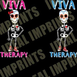 Op de afbeelding: Twee skeletfiguren met kleurrijke gezichten in Día de los Muertos-stijl en rode sneakers. Het woord "VIVA" staat boven elk skelet, één in roze en één in blauw. Het woord "THERAPY" staat eronder, ook in roze en blauw.
