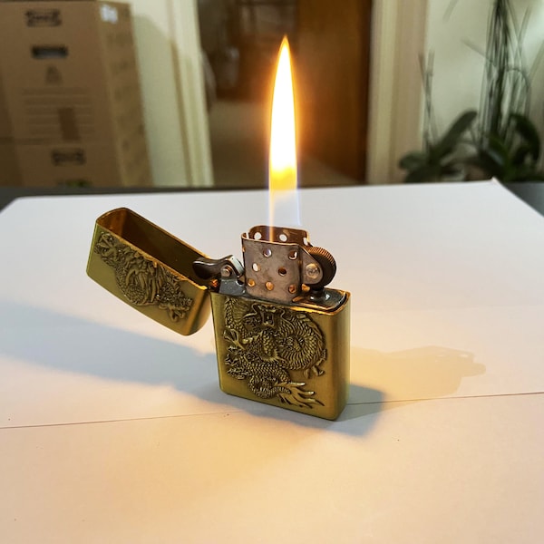 Briquet à pétrole, style Zippo, en métal, sculpté