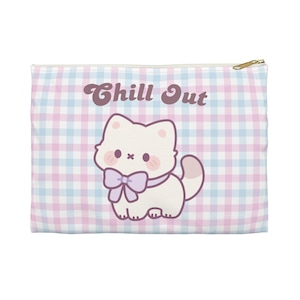 Puede incluir: Un neceser rectangular con un estampado de cuadros vichy rosa y azul pastel. La bolsa presenta una ilustración de gato de dibujos animados con un lazo morado y las palabras "Chill Out" en marrón. Una cremallera dorada asegura la parte superior.