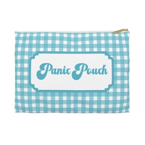Puede incluir: Una bolsa con cremallera con un estampado de cuadros vichy azul claro y blanco. La bolsa presenta una etiqueta rectangular blanca con las palabras "Panic Pouch" en escritura turquesa. La cremallera es dorada.