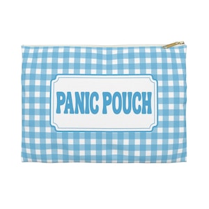 Puede incluir: Una bolsa con estampado de cuadros azules y blancos con las palabras "PANIC POUCH" en letras azules en un rótulo rectangular blanco. La bolsa tiene una cremallera dorada.