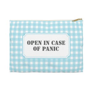 Könnte beinhalten: Rechteckige Tasche mit hellblau-weißem Vichy-Karo-Muster und goldenem Reißverschluss. Auf der Tasche befindet sich ein weißes Etikett mit dem Text "OPEN IN CASE OF PANIC" in Dunkelgrau. Ideal zur Aufbewahrung.