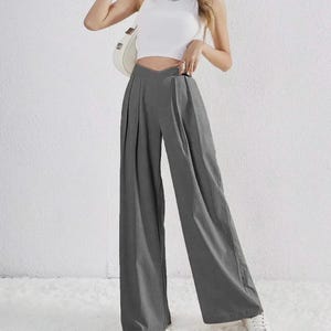 Pantalones grises de pierna ancha