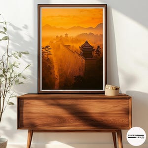 Poster da parete "Golden Hour" – Maestoso sentiero del tempio in nebbia arancione al tramonto per decorazioni di ispirazione giapponese o per un soggiorno sereno