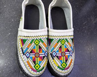 Hand-Embroidered Moroccan Leather Babouches – Multicolor Geometric Pattern Slippers