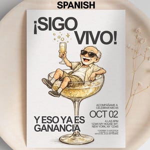 Puede incluir: Una invitaci&oacute;n de fiesta con el texto "&iexcl;SIGO VIVO!" y "Y ESO YA ES GANANCIA" con una ilustraci&oacute;n de un hombre en una copa de champ&aacute;n. La invitaci&oacute;n es para una celebraci&oacute;n el 2 de octubre a las 8 PM en Nueva York.