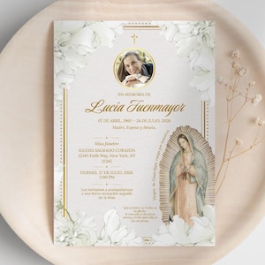 Może przedstawiać: Prostokątna karta pamiątkowa z okrągłym portretem kobiety, złotym napisem Lucía Fuenmayor oraz ilustracją Matki Boskiej z Guadalupe. Karta jest ozdobiona białymi kwiatowymi obramowaniami i złotymi liniami.