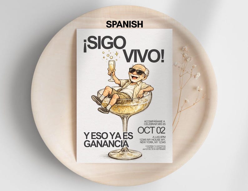 Puede incluir: Una invitaci&oacute;n de fiesta con el texto "&iexcl;SIGO VIVO!" y "Y ESO YA ES GANANCIA" con una ilustraci&oacute;n de un hombre en una copa de champ&aacute;n. La invitaci&oacute;n es para una celebraci&oacute;n el 2 de octubre a las 8 PM en Nueva York.