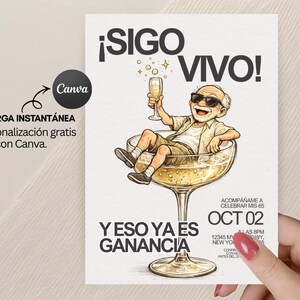 Puede incluir: Una tarjeta de invitaci&oacute;n blanca con el texto "&iexcl;SIGO VIVO!" y "YESO YA ES GANANCIA". Presenta una ilustraci&oacute;n de un hombre en una copa de champ&aacute;n. La tarjeta tambi&eacute;n incluye detalles del evento: Oct 02, 8 PM, 12345 MY, Nueva York.